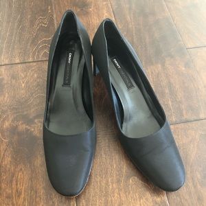DKNY Essentials Rectangle Heel Pump size 6.5